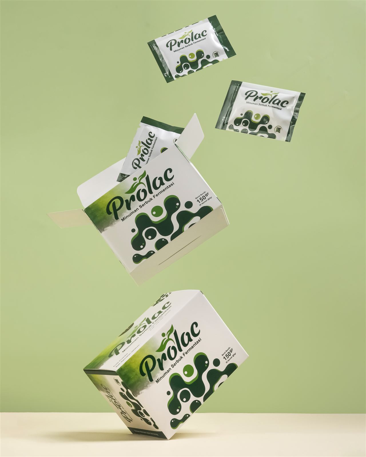 Kemasan box dan sachet Prolac melayang di atas latar hijau