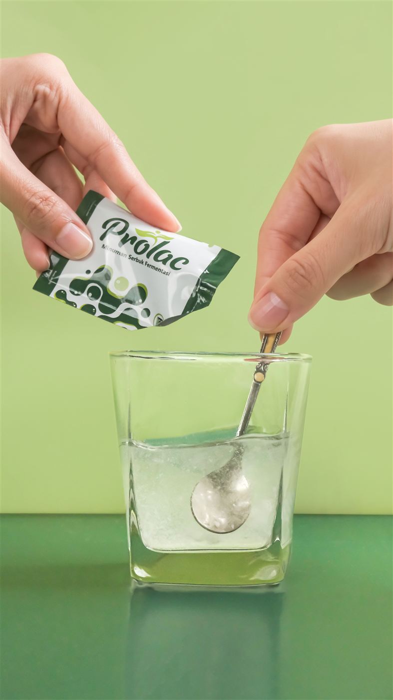 Menuang sachet Prolac ke gelas
