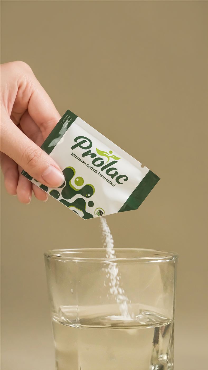 Menuang serbuk Prolac ke gelas